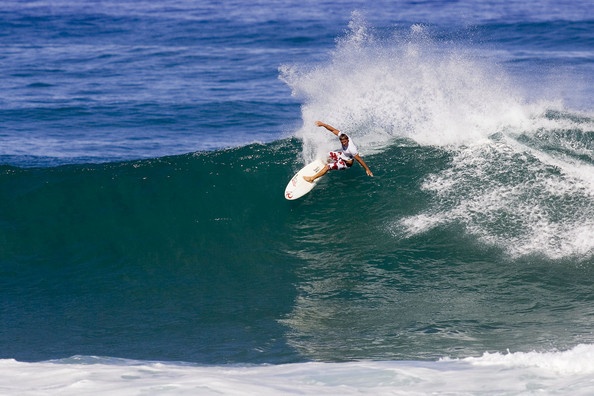 Surferzy - popis umiejętności na falach w Indonezji